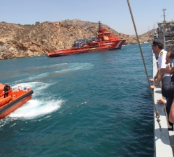 Don Felipe observa desde el Buque "Neptuno" un ejercicio de rescate de un submarino